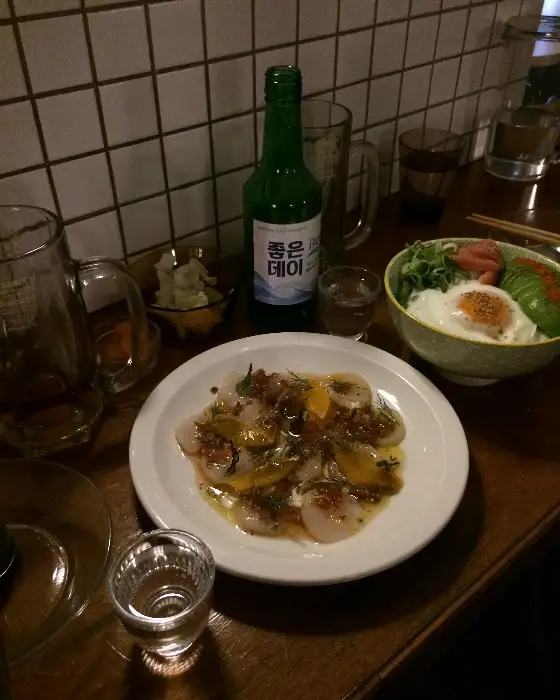 해산물 요리와 술병