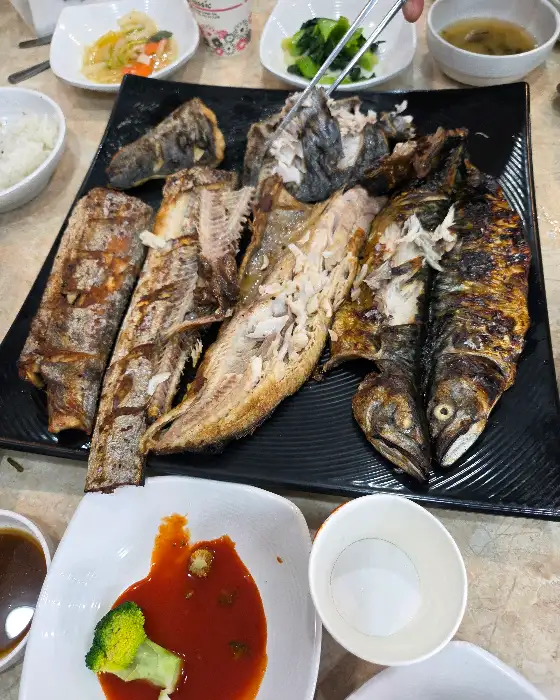 노릇하게 구워진 고등어와 갈치