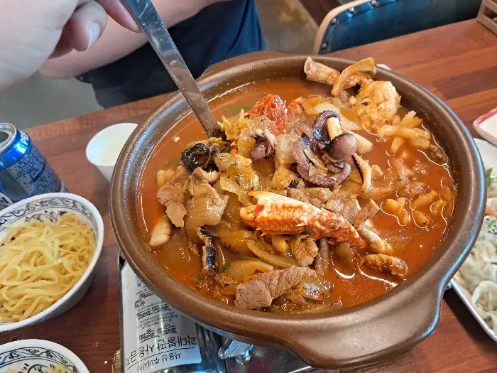 푸짐하게 담긴 짬뽕