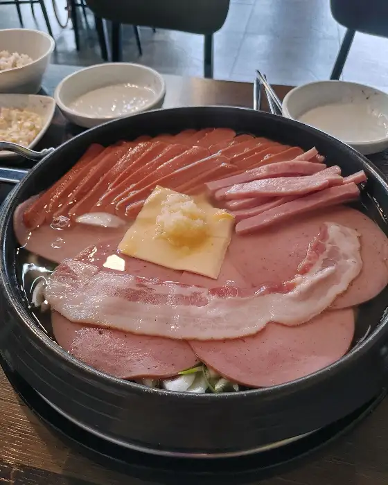 부대찌개 냄비 클로즈업 모습