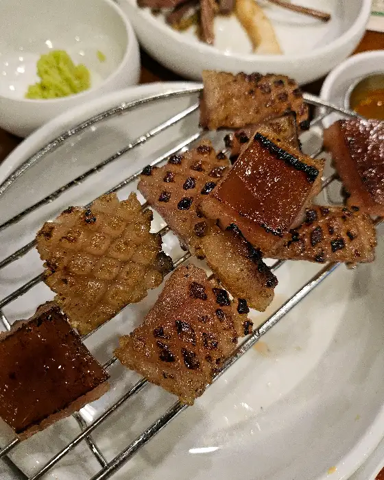 바삭하게 구워진 돼지 껍데기