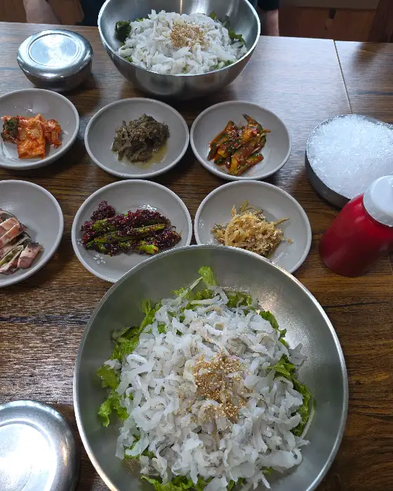 물회와 함께 나온 밑반찬들