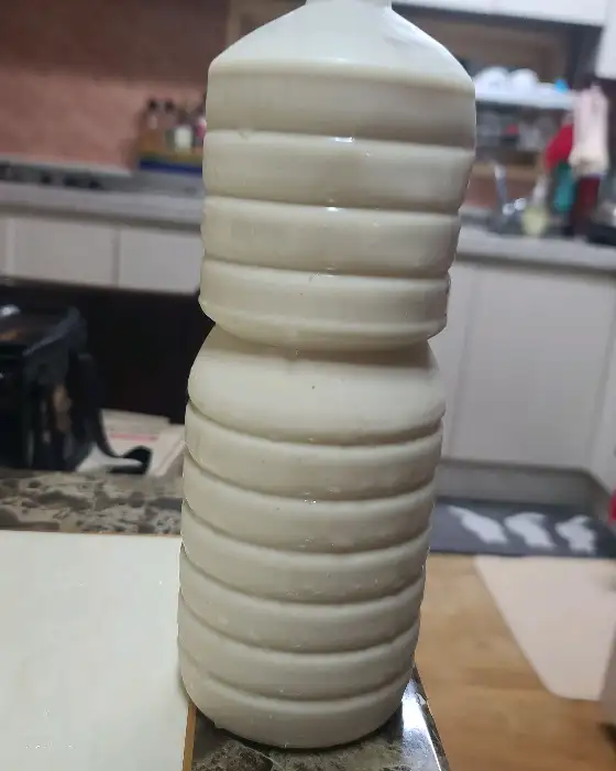 플라스틱 병에 담긴 걸죽한 콩국물