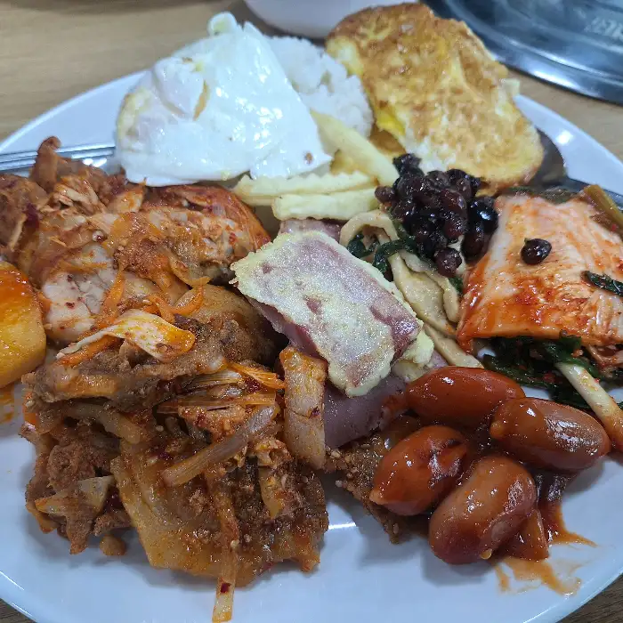 다양한 한식 반찬이 담긴 접시