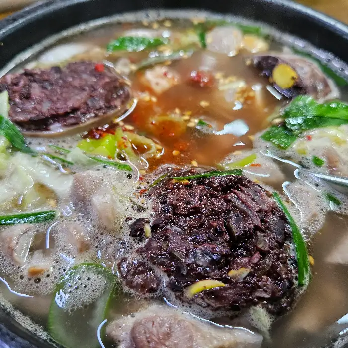 국물 속 다양한 건더기 클로즈업
