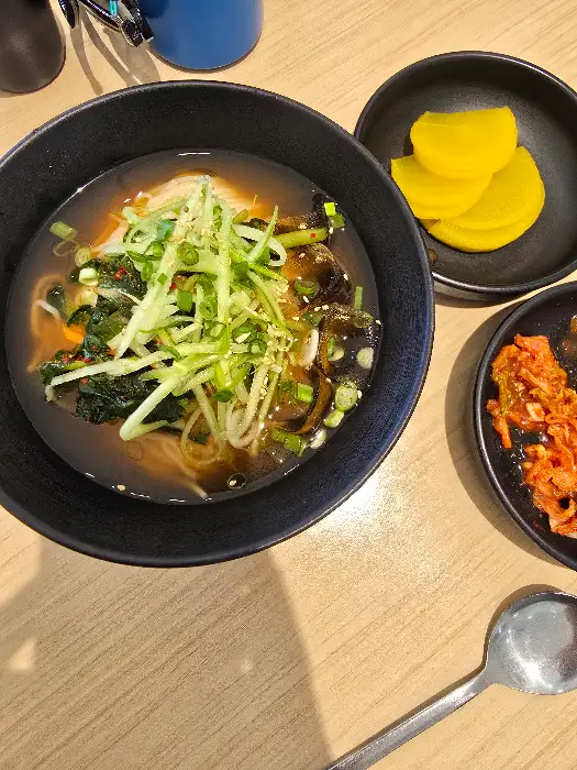 얼큰한 국물의 국수 한 그릇