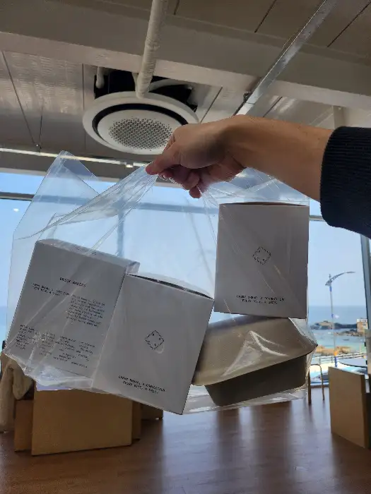 투명 봉투에 담긴 포장된 빵과 디저트