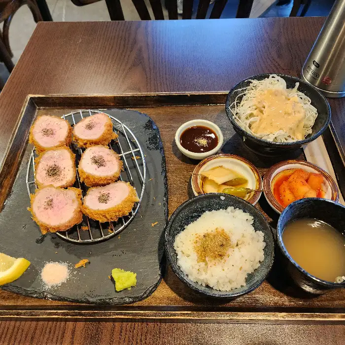 다양한 돈까스 구성