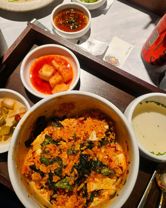다양한 반찬과 곰탕