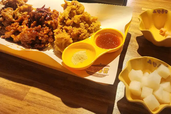 노랑통닭 치킨과 소스, 치킨무
