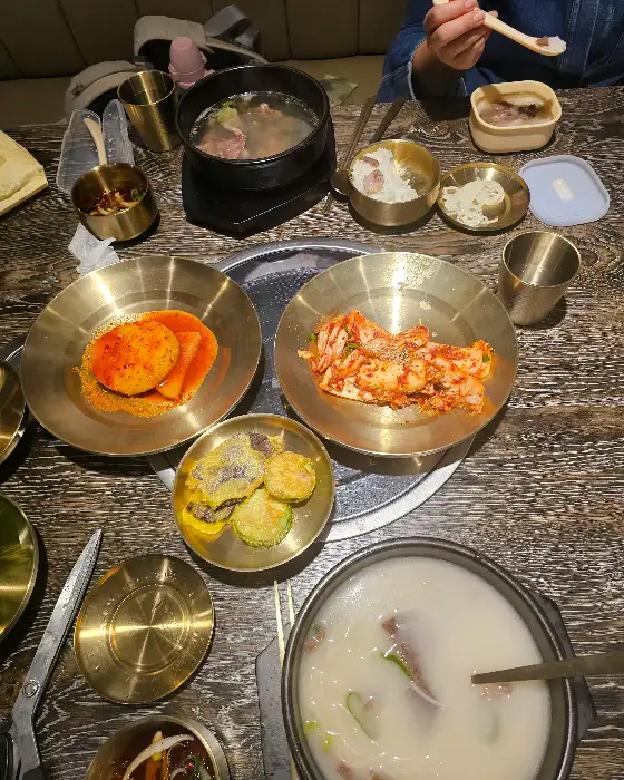 테이블에 차려진 음식들