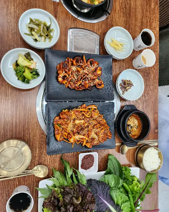 푸짐하게 차려진 쌈밥 한상