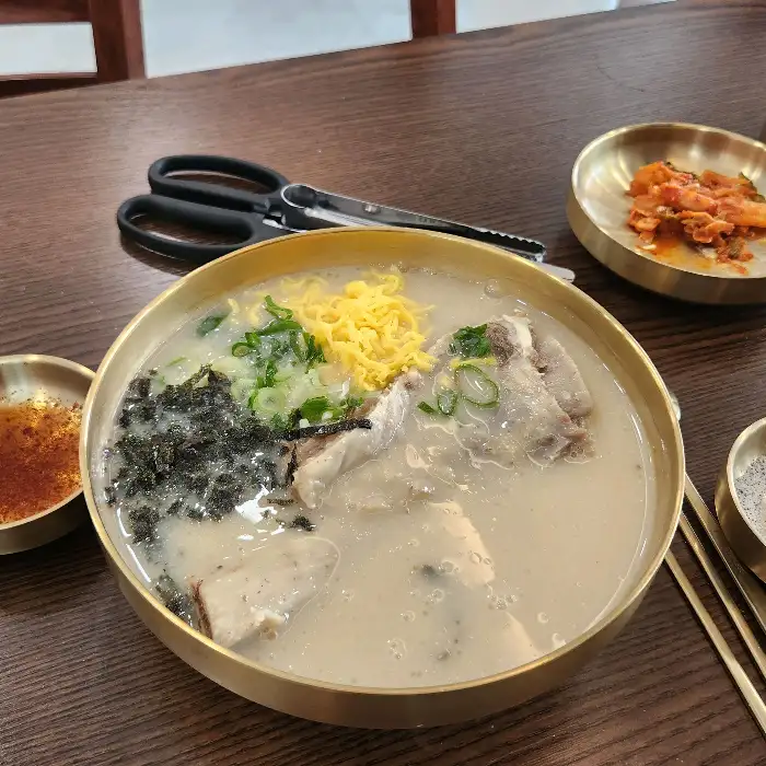 국물과 면발의 조화가 훌륭한 칼국수