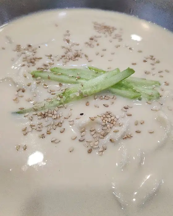 콩국수 위에 고명으로 올라간 오이채와 깨
