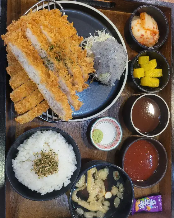 치즈돈까스의 아름다운 단면과 늘어나는 치즈