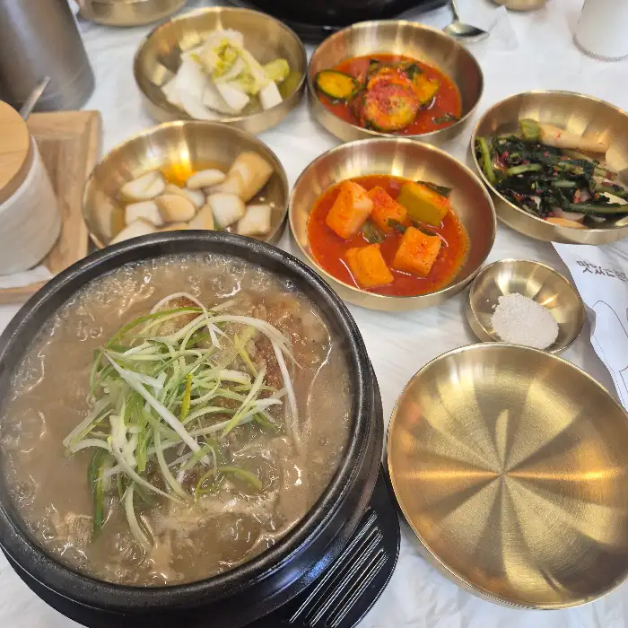 다양한 반찬과 함께 차려진 테이블
