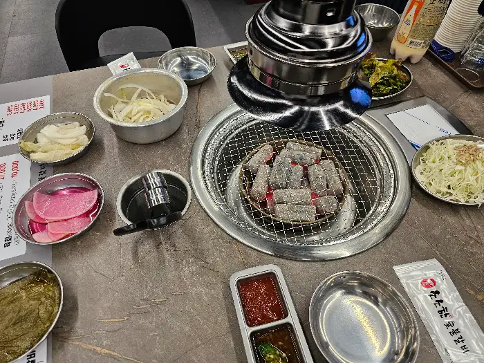 다양한 밑반찬과 곁들여 먹는 소고기
