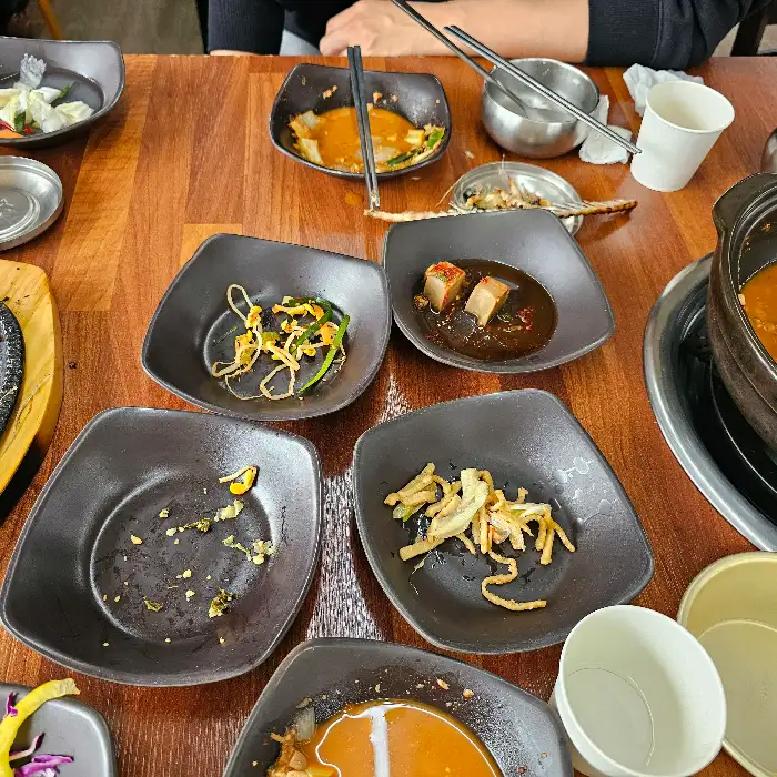 개인 접시에 담긴 반찬들과 국물 요리