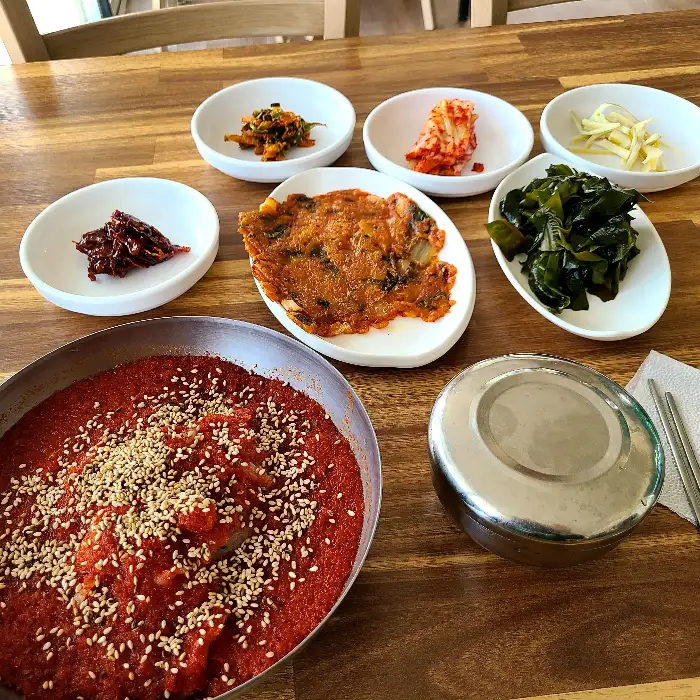 물회와 곁들임 반찬