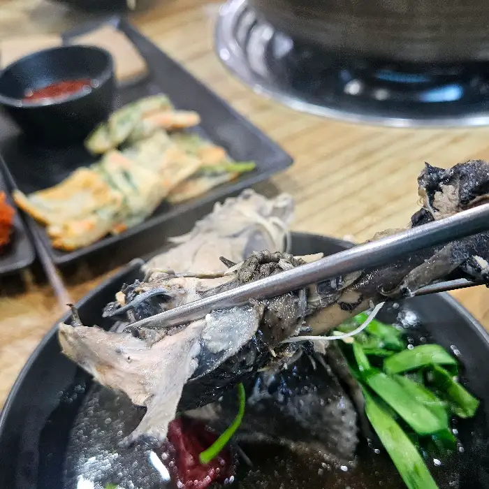 오리백숙 살점을 집는 모습