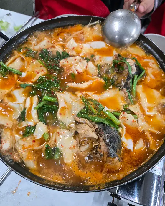 팔팔 끓고 있는 먹음직스러운 매운탕