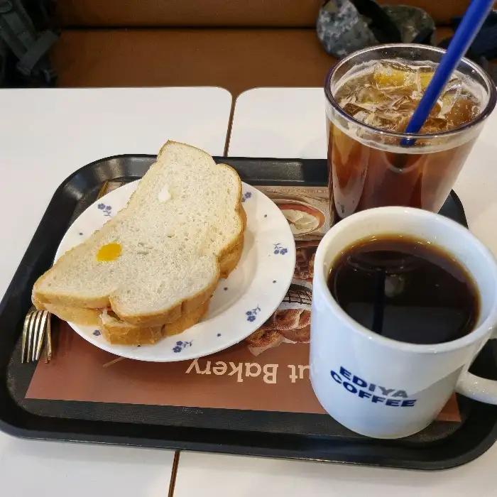 아메리카노와 간단한 빵