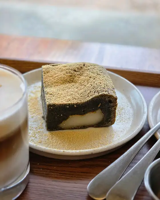 인절미 브라우니와 라떼