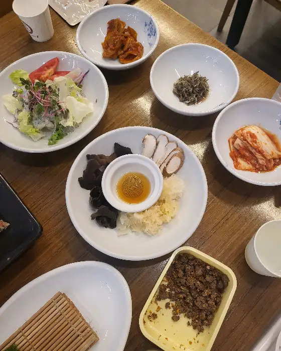 다양하고 정갈한 밑반찬들