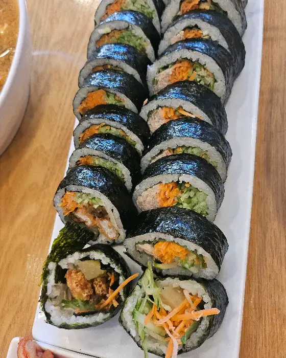 다양한 속재료가 꽉 찬 김밥