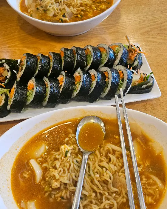 라면과 김밥의 완벽한 조화