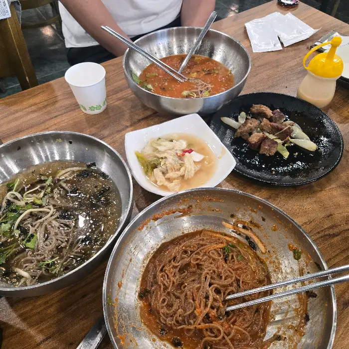 푸짐하게 차려진 식탁
