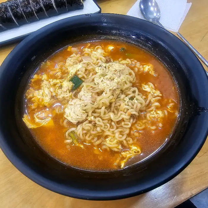 김이 모락모락 나는 쫄면