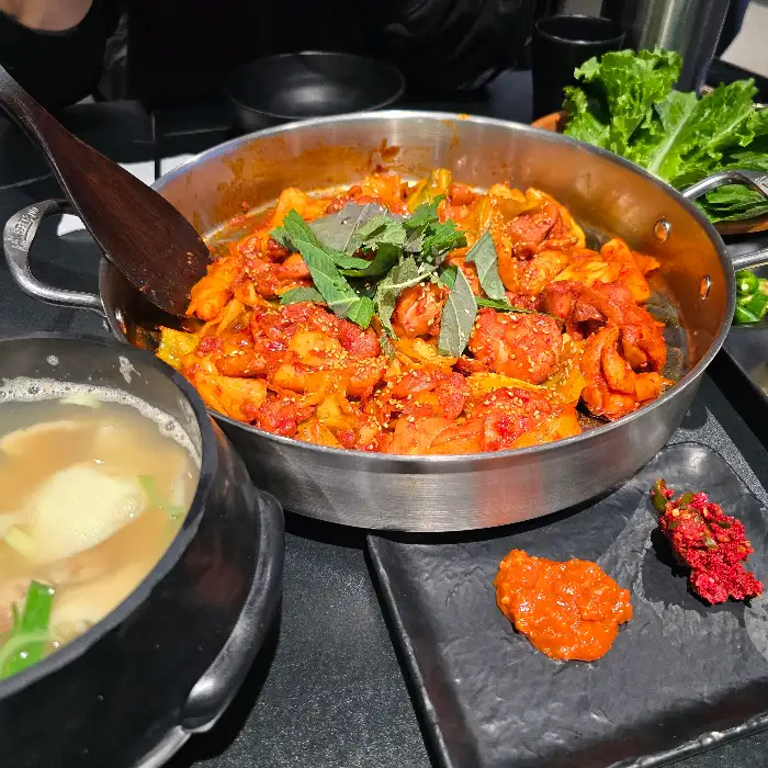 풍성하게 차려진 셀프바
