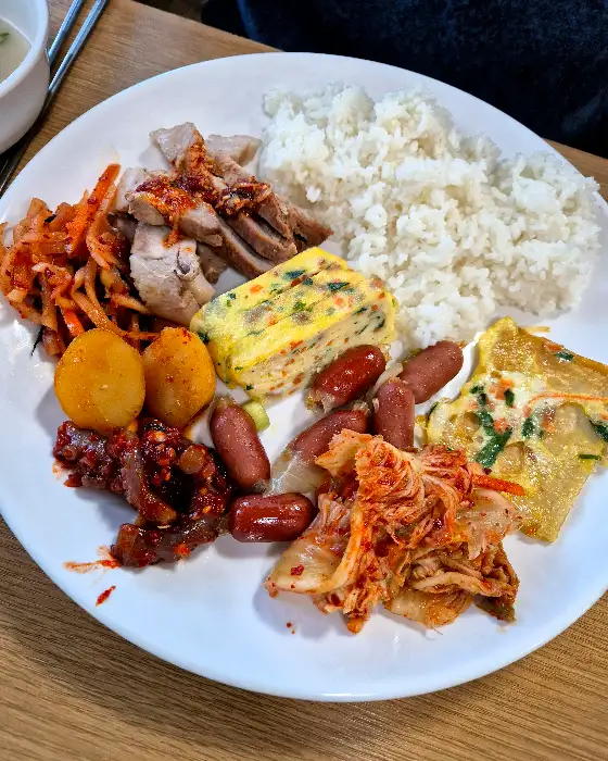 다양한 반찬이 담긴 접시