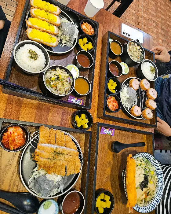다양한 메뉴가 한 상 차려진 모습