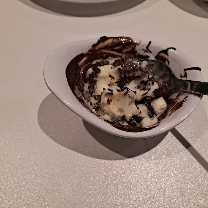 초콜릿 소스가 뿌려진 아이스크림