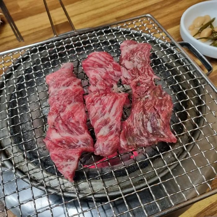 그릴 위에서 익어가는 생갈비