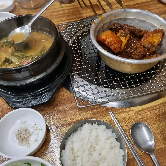 된장찌개와 갈비찜이 함께 나온 모습