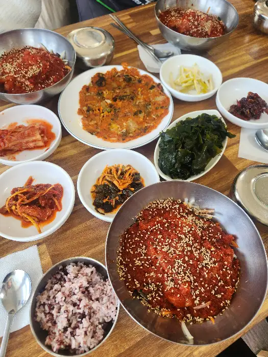 다양한 밑반찬과 메인 요리