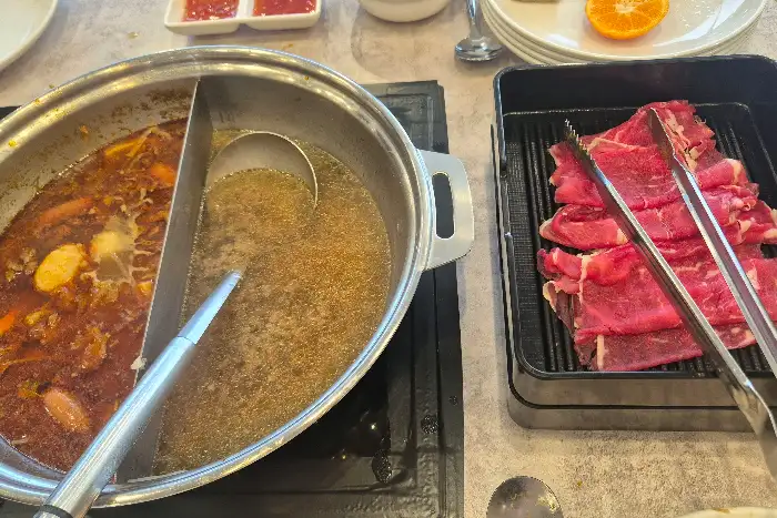 반반 육수가 담긴 샤브샤브 냄비와 준비된 고기