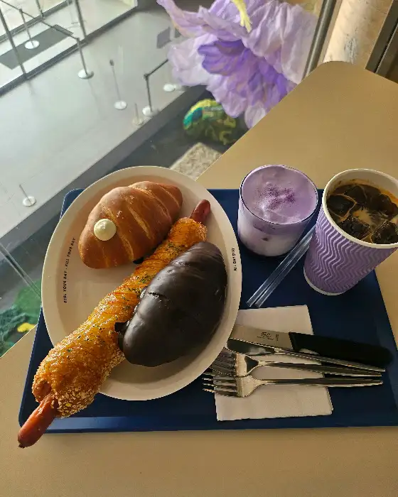 크루아상, 소시지 빵, 초코 빵이 담긴 접시