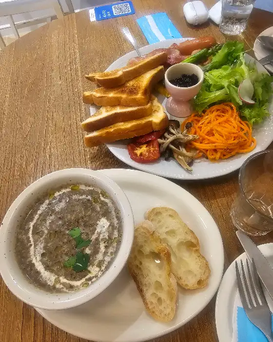 커피와 빵, 샐러드, 버섯 스프