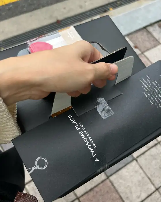 투썸플레이스 로고가 새겨진 케이크 박스
