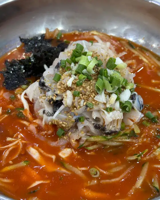물회 위 토핑 클로즈업