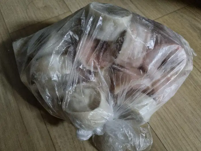 투명 비닐봉지에 담긴 둥근 모양의 어묵