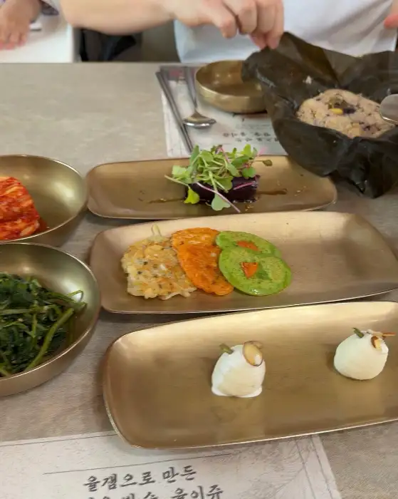 연잎밥과 다른 반찬들