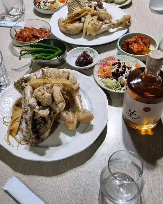 테이블에 차려진 토종닭 요리