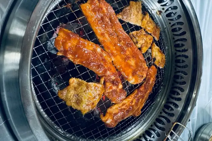 숯불 위에 구워지는 돼지갈비