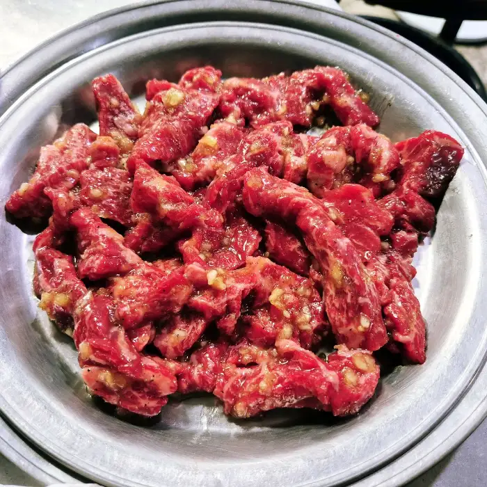 신선한 고기 접시