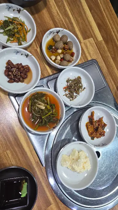 테이블에 차려진 다양한 밑반찬들